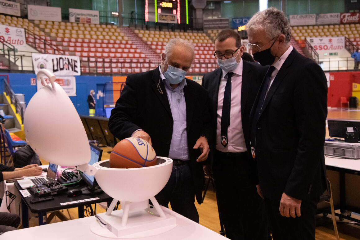 Presentato l’accordo con Lightoop: la macchina sanifica palloni ha esordito domenica al PalaCarnera