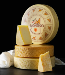 Il Consorzio per la tutela del formaggio Montasio diventa sponsor di Apu Old Wild West Udine