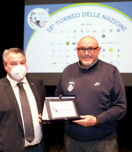 Il coach dell’Apu OWW Udine Boniciolli premiato a Gradisca d’Isonzo alla presentazione del Torneo delle Nazioni 2022