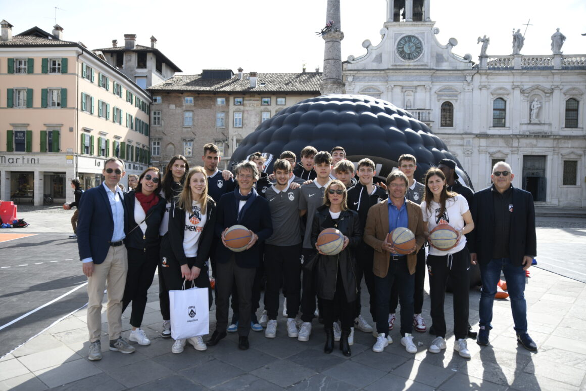 ApuXEurizon: inaugurato l’evento dedicato ai giovani del territorio per promuovere la pallacanestro e il fair play in piazza San Giacomo a Udine