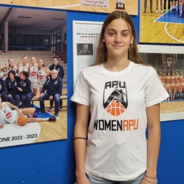 La giovanissima Martina Corgnati nel gruppo squadra dell’Under 19 e della Serie A2